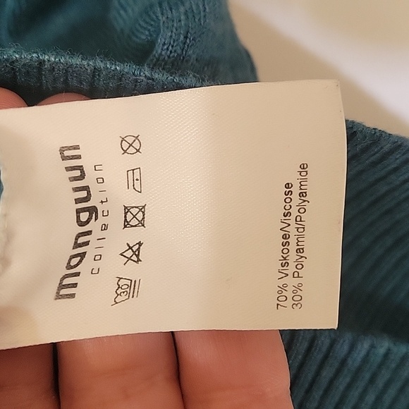 Manguun Women's Sweater - Picture 5 of 5